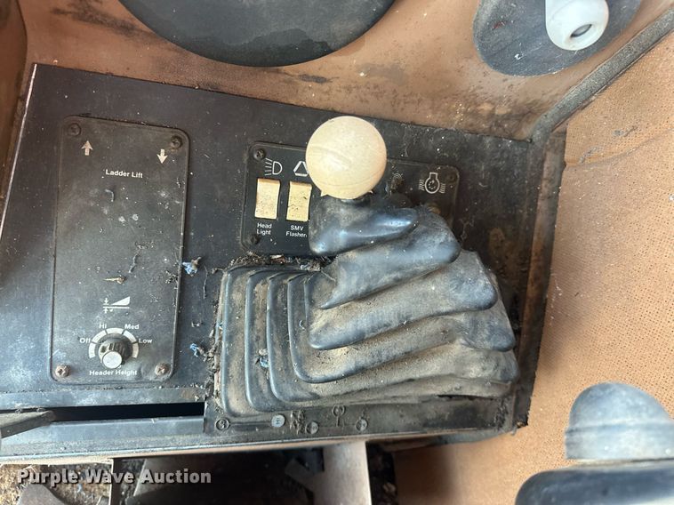 image for item EK0514 1982 Gleaner L2 combine