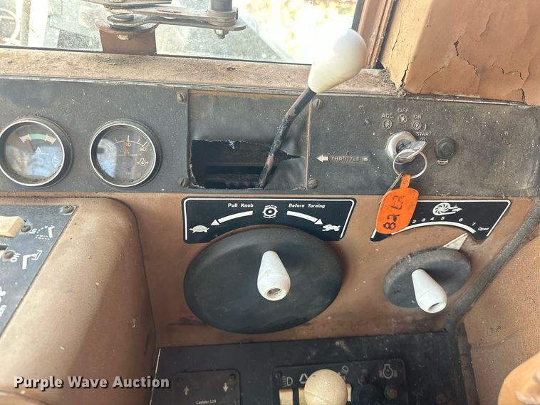 image for item EK0514 1982 Gleaner L2 combine