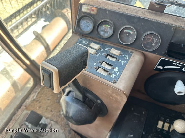 image for item EK0514 1982 Gleaner L2 combine