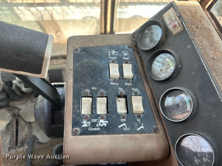 image for item EK0514 1982 Gleaner L2 combine