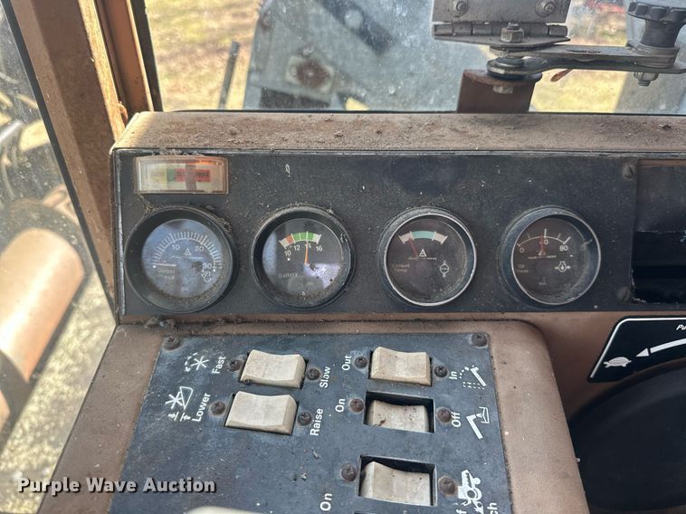 image for item EK0514 1982 Gleaner L2 combine