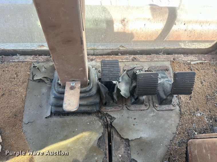 image for item EK0514 1982 Gleaner L2 combine