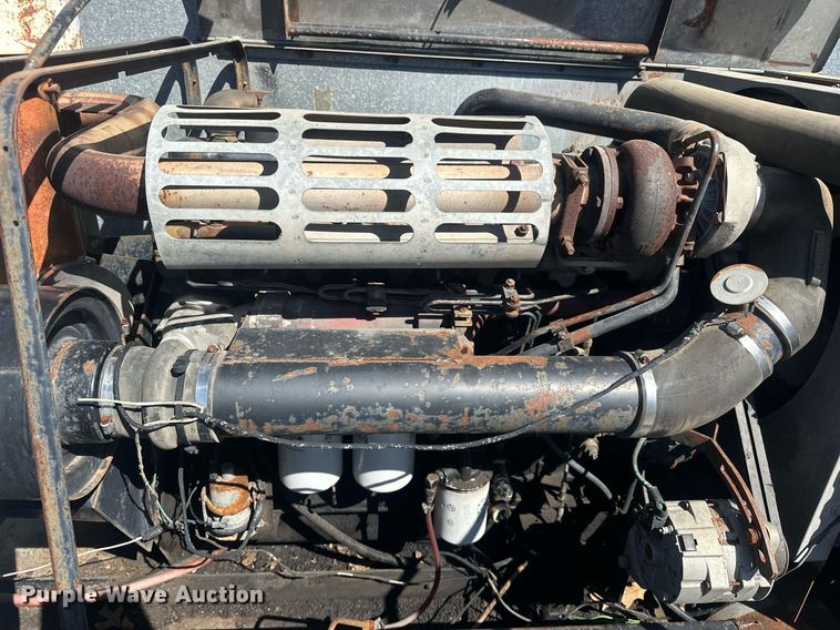 image for item EK0514 1982 Gleaner L2 combine