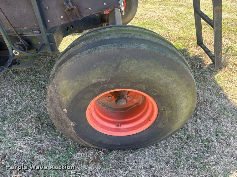 image for item EK0514 1982 Gleaner L2 combine