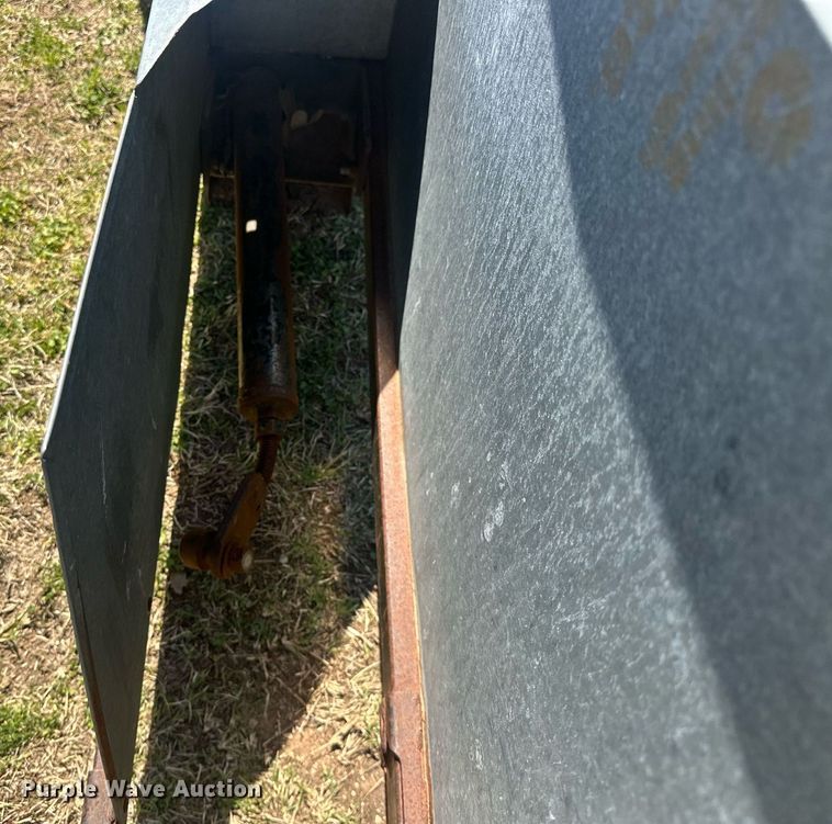 image for item EK0514 1982 Gleaner L2 combine