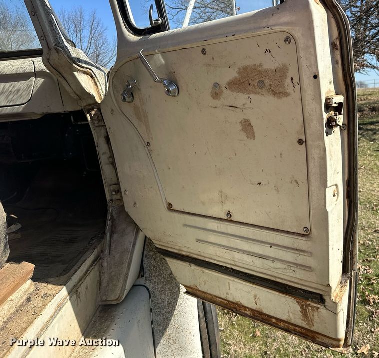 image for item EK0518 1973 Dodge C600 grain truck