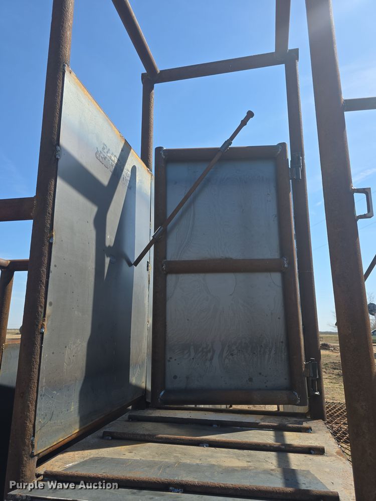 image for item EK5042 Shop built livestock loading chute