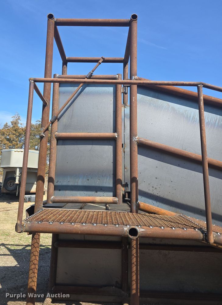 image for item EK5042 Shop built livestock loading chute