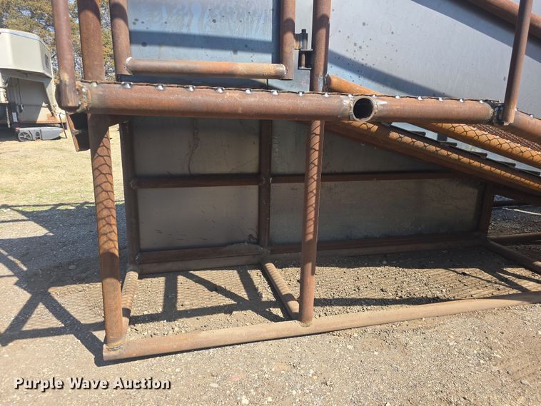 image for item EK5042 Shop built livestock loading chute