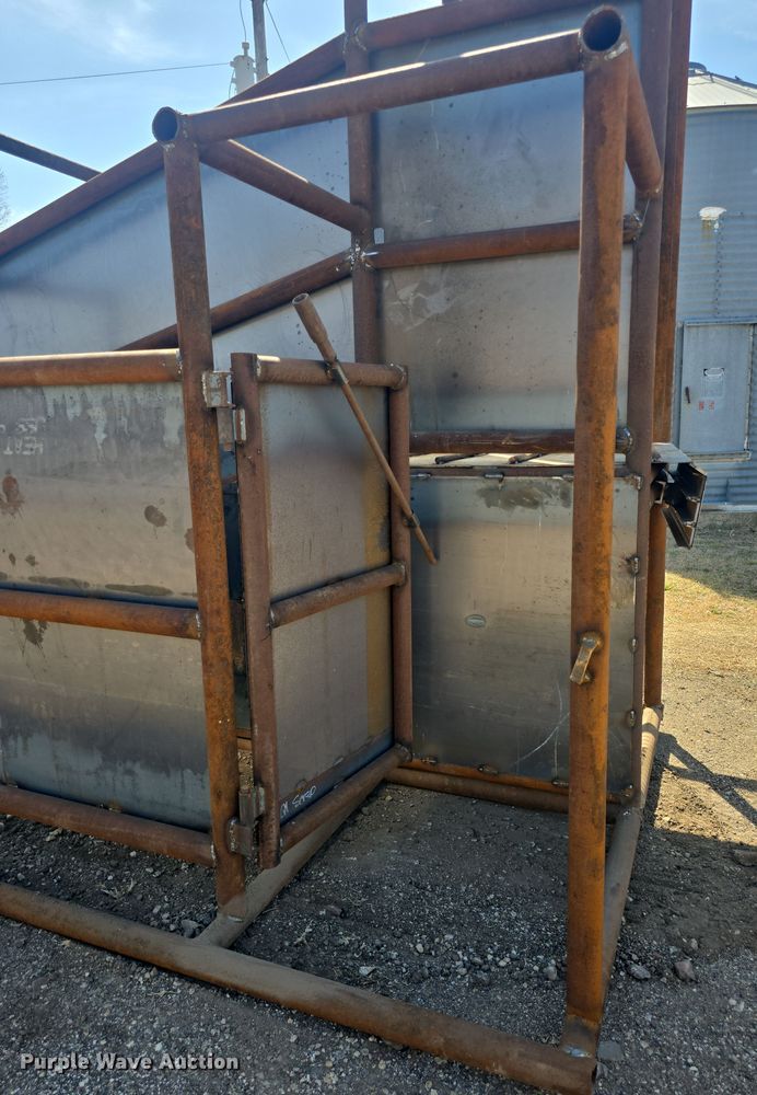 image for item EK5042 Shop built livestock loading chute