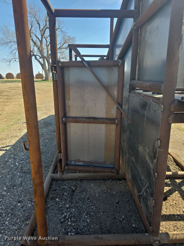 image for item EK5042 Shop built livestock loading chute