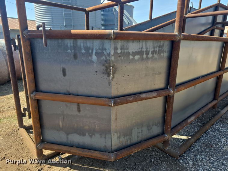 image for item EK5042 Shop built livestock loading chute