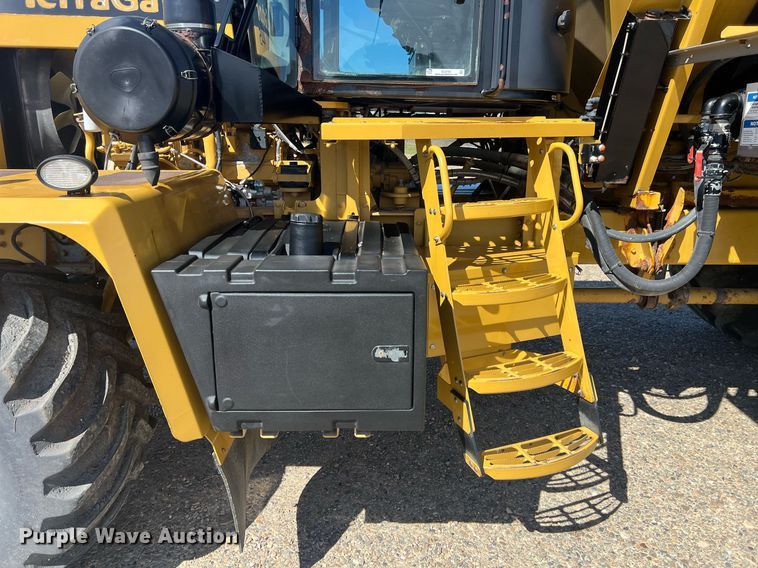 image for item EL5725 2010 Ag-Chem TerraGator 8204 spreader