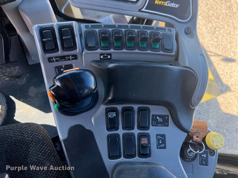 image for item EL5725 2010 Ag-Chem TerraGator 8204 spreader