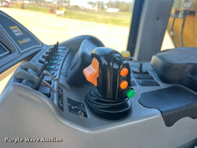 image for item EL5725 2010 Ag-Chem TerraGator 8204 spreader