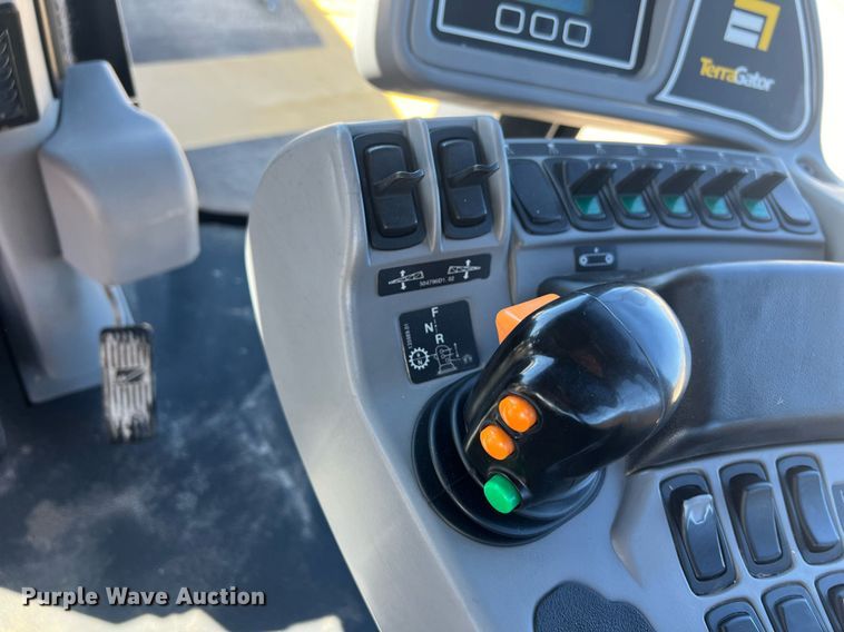 image for item EL5725 2010 Ag-Chem TerraGator 8204 spreader