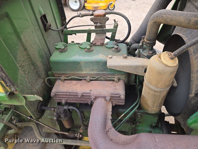 image for item EN8698 John Deere 850 tractor