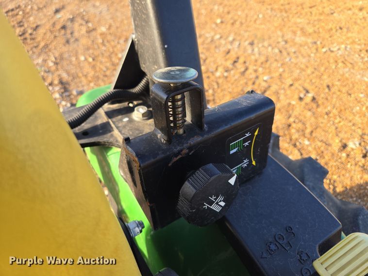 image for item EQ6856 2014 John Deere 2032R MFWD tractor