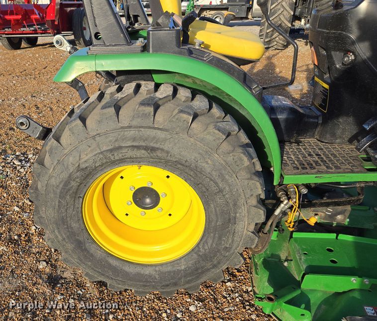 image for item EQ6856 2014 John Deere 2032R MFWD tractor