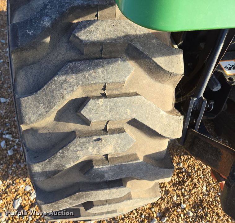 image for item EQ6856 2014 John Deere 2032R MFWD tractor