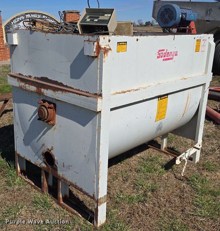 image for item EQ6926 Sudenga M2000 feed grinder/mixer