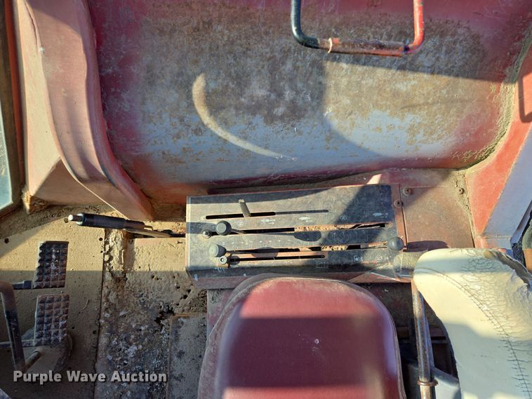 image for item EQ6927 1976 White 2-105 tractor