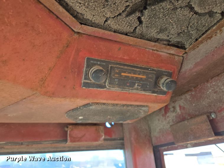 image for item EQ6927 1976 White 2-105 tractor