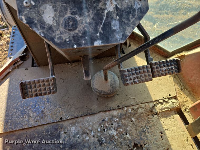 image for item EQ6927 1976 White 2-105 tractor