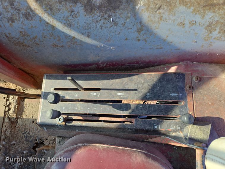 image for item EQ6927 1976 White 2-105 tractor