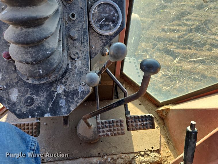 image for item EQ6927 1976 White 2-105 tractor