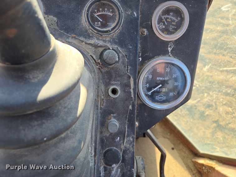 image for item EQ6927 1976 White 2-105 tractor