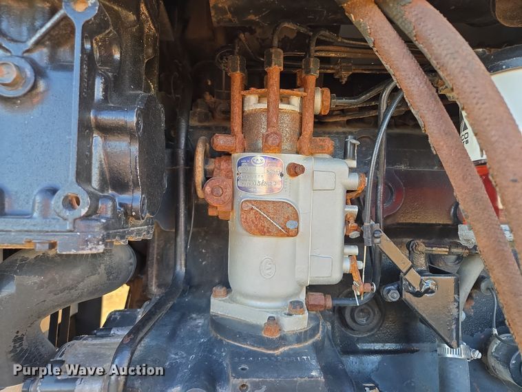 image for item EQ6927 1976 White 2-105 tractor