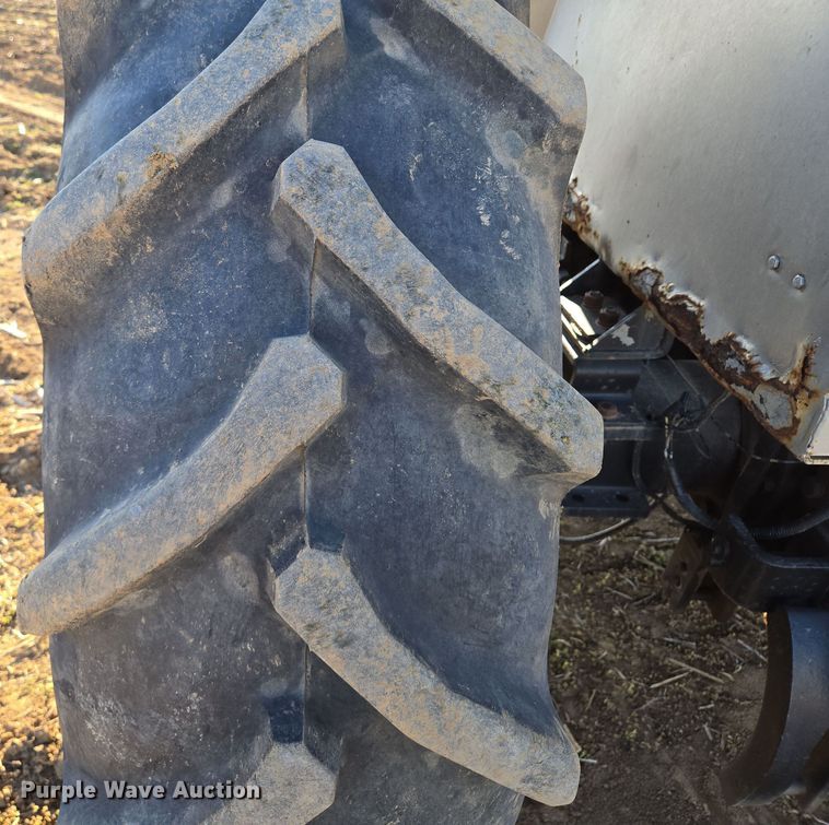 image for item EQ6927 1976 White 2-105 tractor