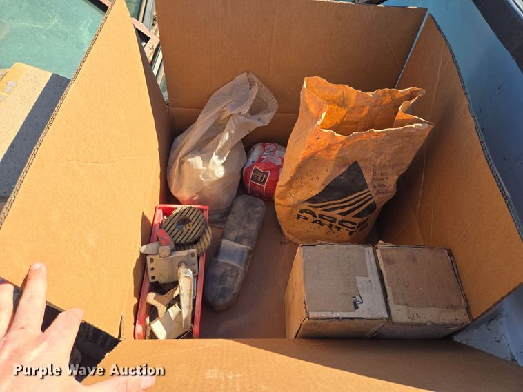 image for item EQ6927 1976 White 2-105 tractor