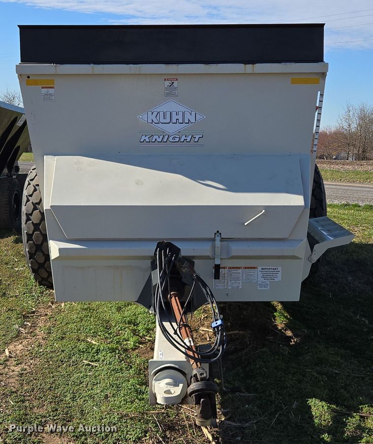 image for item EQ6928 Kuhn Knight Slinger SLC141 manure spreader