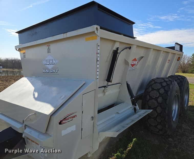 image for item EQ6928 Kuhn Knight Slinger SLC141 manure spreader