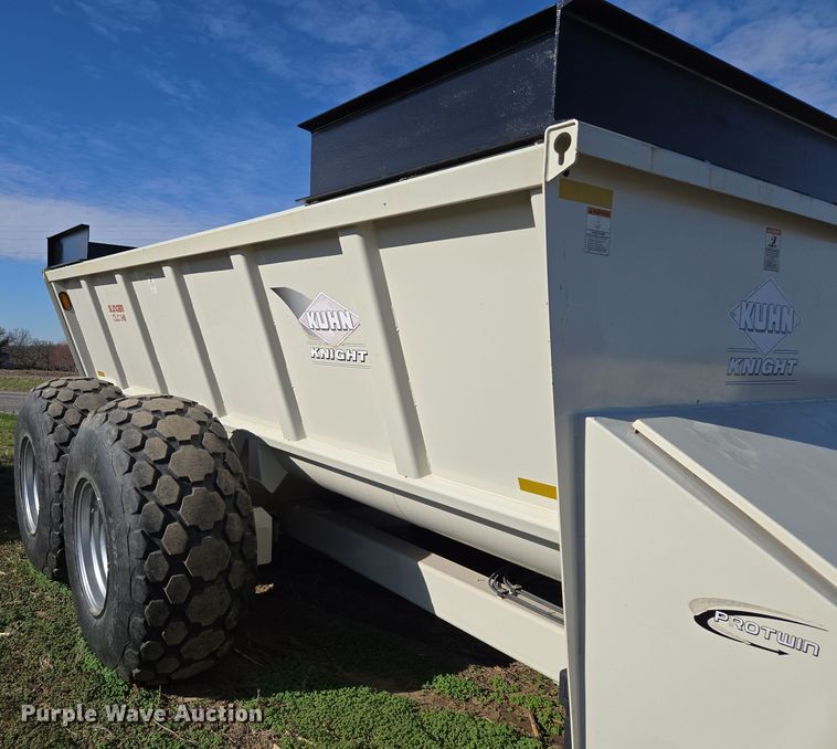 image for item EQ6928 Kuhn Knight Slinger SLC141 manure spreader