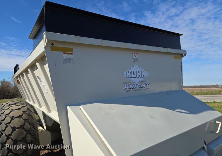 image for item EQ6928 Kuhn Knight Slinger SLC141 manure spreader