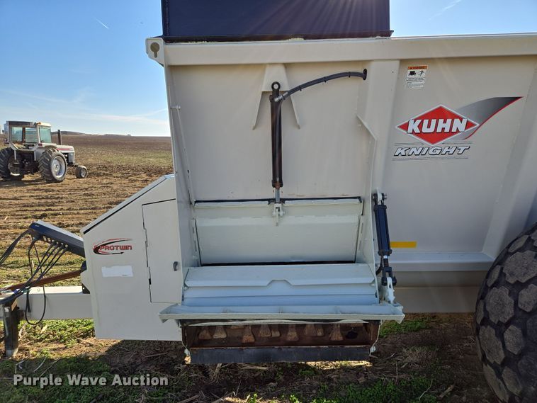 image for item EQ6928 Kuhn Knight Slinger SLC141 manure spreader