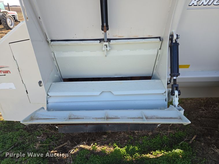 image for item EQ6928 Kuhn Knight Slinger SLC141 manure spreader