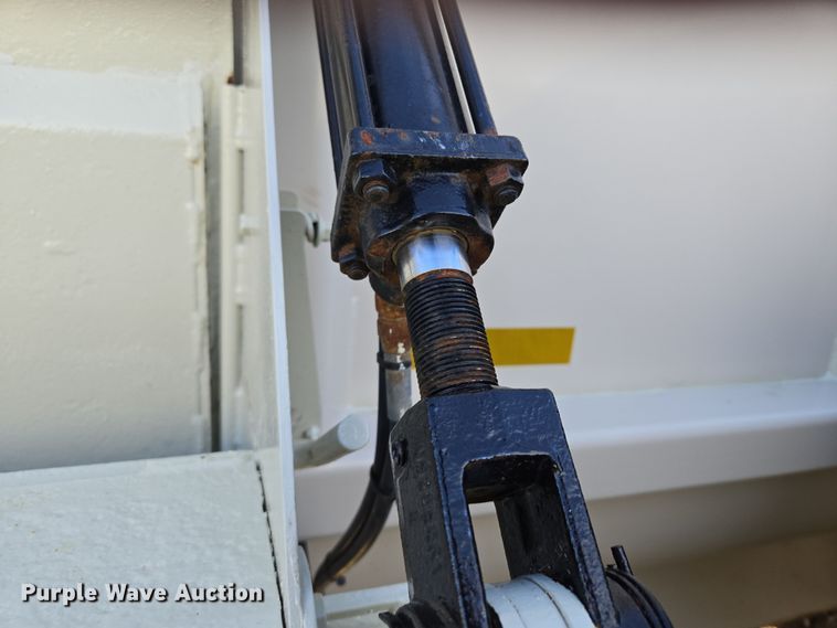 image for item EQ6928 Kuhn Knight Slinger SLC141 manure spreader