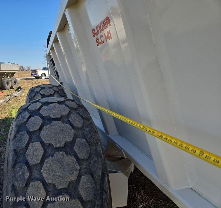 image for item EQ6928 Kuhn Knight Slinger SLC141 manure spreader