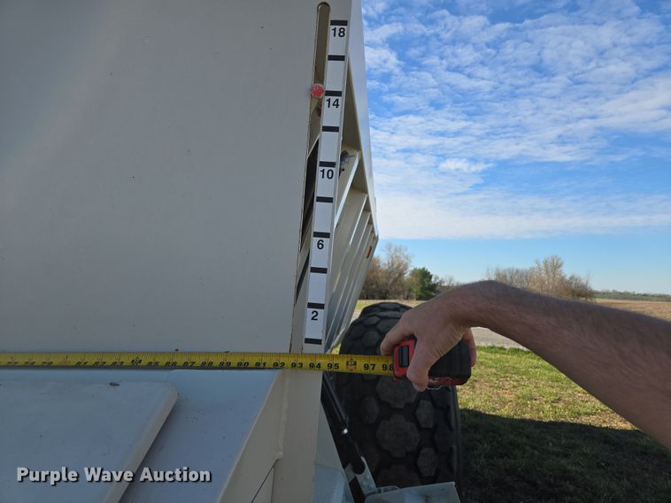 image for item EQ6928 Kuhn Knight Slinger SLC141 manure spreader