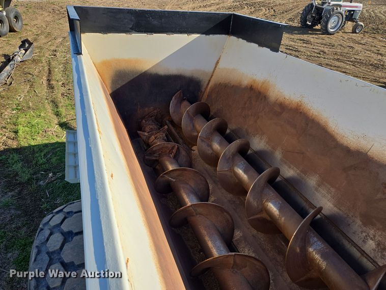 image for item EQ6928 Kuhn Knight Slinger SLC141 manure spreader