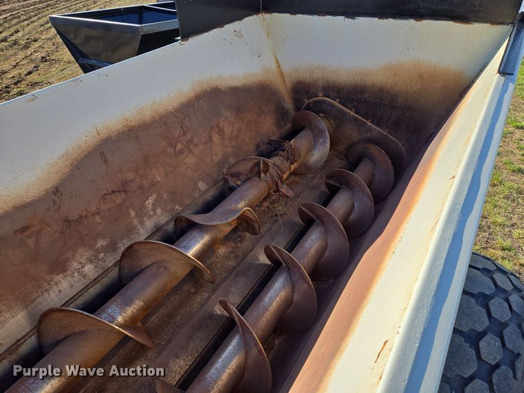 image for item EQ6928 Kuhn Knight Slinger SLC141 manure spreader