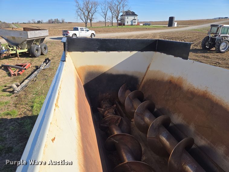 image for item EQ6928 Kuhn Knight Slinger SLC141 manure spreader