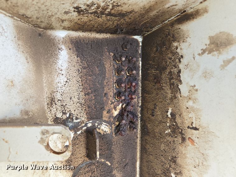 image for item EQ6928 Kuhn Knight Slinger SLC141 manure spreader