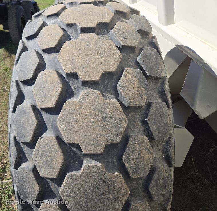 image for item EQ6928 Kuhn Knight Slinger SLC141 manure spreader