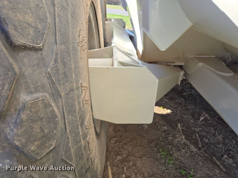 image for item EQ6928 Kuhn Knight Slinger SLC141 manure spreader