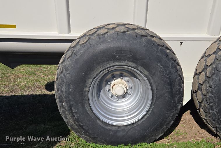 image for item EQ6928 Kuhn Knight Slinger SLC141 manure spreader